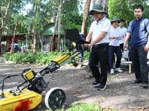 Dùng radar rà từng mét đất để tìm kiếm liệt sĩ chôn tại công viên Lê Thị Riêng