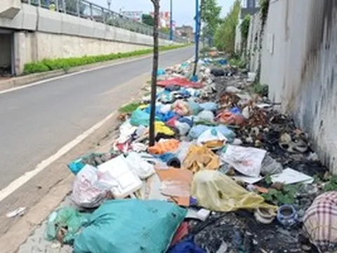 Rác thải tràn lan bên cầu Nam Lý