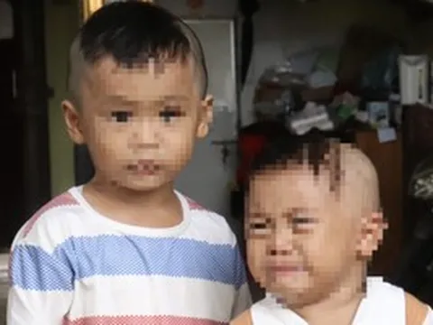 Hai trẻ nhỏ ướt đẫm trong mưa vì bị bỏ rơi trước cổng chùa