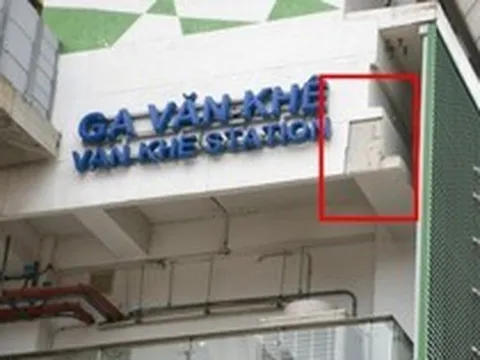 Vữa rơi làm vỡ kính xe buýt đang chạy tại ga metro Cát Linh - Hà Đông, lãnh đạo Sở Xây dựng có chỉ đạo "nóng"