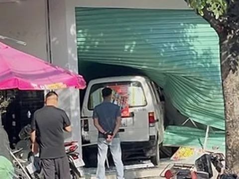 Vụ xe van tông cửa cuốn siêu thị mini ở TPHCM: Không có thiệt hại nghiêm trọng