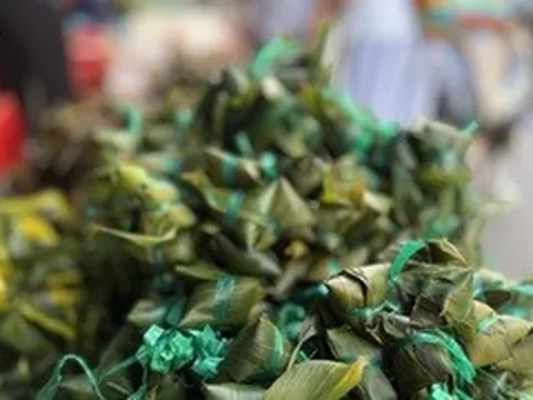 Người dân TP.HCM đổ xô mua bánh ú, lá xông dịp Tết Đoan Ngọ