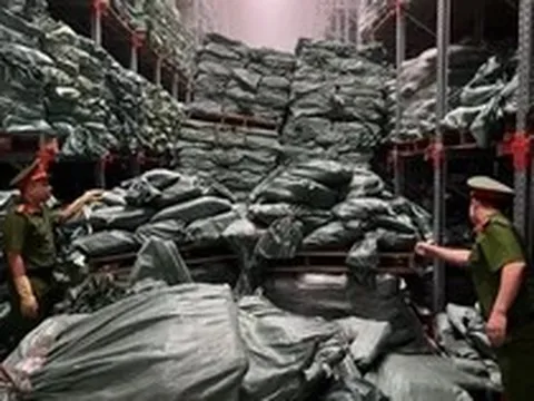 Giám đốc công ty bị bắt vì bán hơn 10.000 tấn chân gà nhập lậu ra thị trường