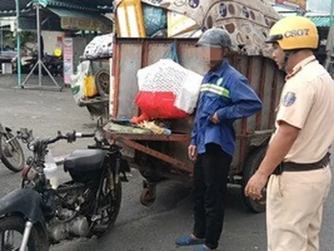 Nhiều xe máy kéo theo thùng chở rác bị CSGT TPHCM xử lý