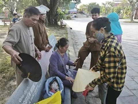 Phát hiện bé trai sơ sinh cùng lá thư của mẹ trước cổng chùa Hoằng Phúc