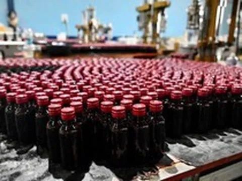 Một thiếu tướng chỉ huy cuộc đột kích, tóm gọn đường dây sản xuất siro ho giả, tịch thu gần 140 nghìn chai thuốc