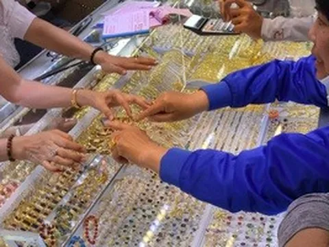 Giá vàng hôm nay 25-6: Bị bán rất mạnh