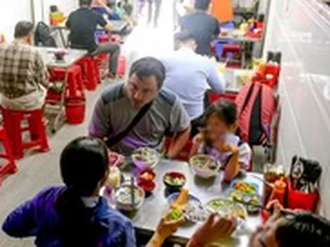 Giá xăng dầu giảm mạnh, dĩa cơm, tô phở... vẫn không giảm giá, nhiều nơi còn tăng