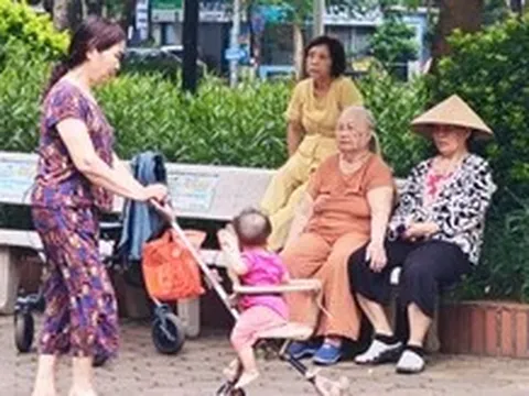 Vừa đến tuổi hưu là vào 'tuổi trông cháu, chăm con'