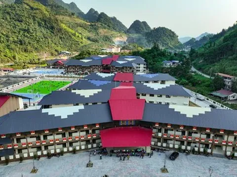 Hình ảnh ngôi trường thiết kế độc đáo với gam màu thổ cẩm đặc trưng của đồng bào Mông, Dao trước ngày khai giảng