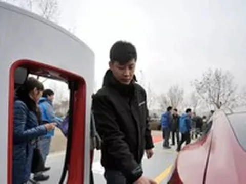 Nếu bán chính hãng ở Việt Nam, xe điện Tesla sẽ sạc thế nào?