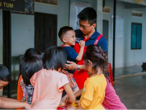 Bưu cục Kon Tum trao gạo cho trẻ em khó khăn