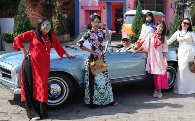 Hóa thân “Cô Ba Sài Gòn” bên dàn xe cổ, miễn phí tham quan