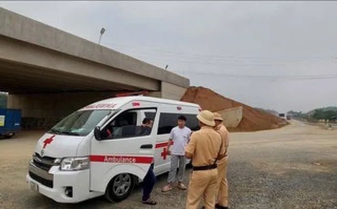 Bố giao xe cứu thương cho con trai chưa có giấy phép lái xe điều khiển