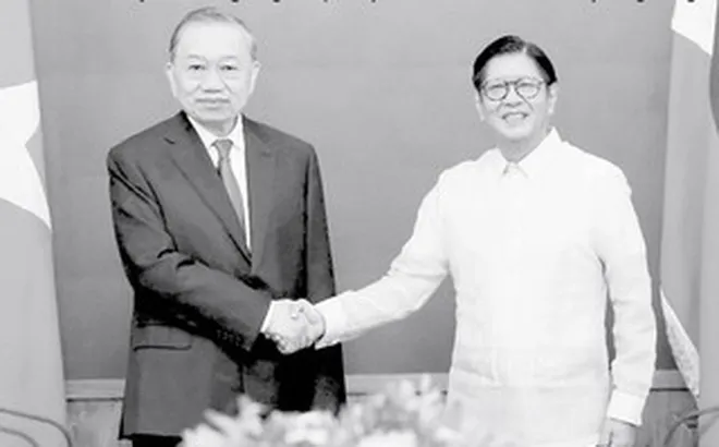 Báo in ngày 2-6: Trước cổng trường thi