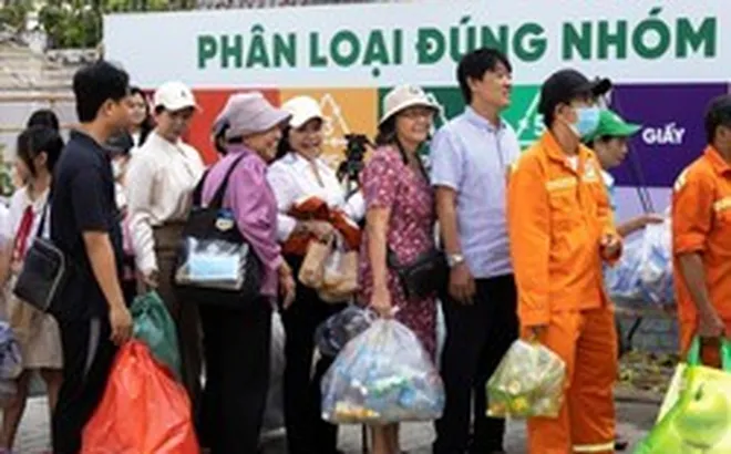Một “ông lớn” hàng tiêu dùng cắt giảm 1.400 tấn nhựa nguyên sinh mỗi năm, đưa công nghệ vào thu hồi rác tái chế tại TP.HCM