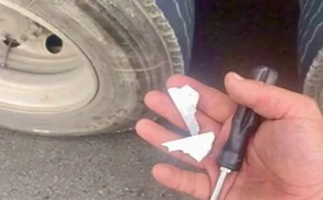 Hàng loạt xe 'nằm đường' trên 2 đoạn cao tốc qua Đắk Lắk do cán nhiều mảnh kim loại sắc nhọn