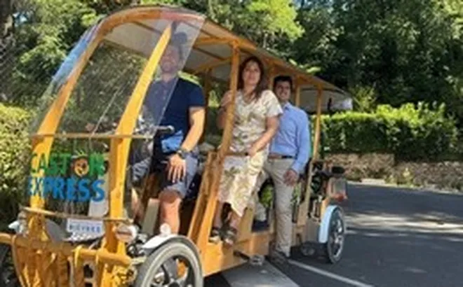 Xe buýt siêu độc: Hành khách tự đạp để xe chạy, giá 30.000 đồng/lượt