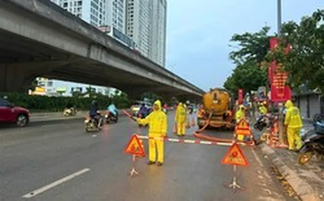 Mưa to tầm tã suốt đêm, Hà Nội không ghi nhận điểm ngập