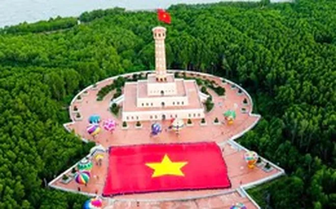 Xác lập Kỷ lục Việt Nam với lễ chào cờ đặc biệt cùng lá cờ hơn 2.000m²