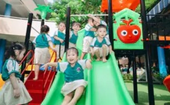 Trường mầm non trong hẻm TP.HCM như 'vườn cổ tích', trẻ đi học không muốn về